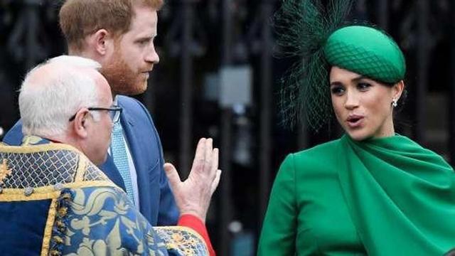 Enrique y Meghan (al fondo), con el resto de la familia real, ayer. // Reuters