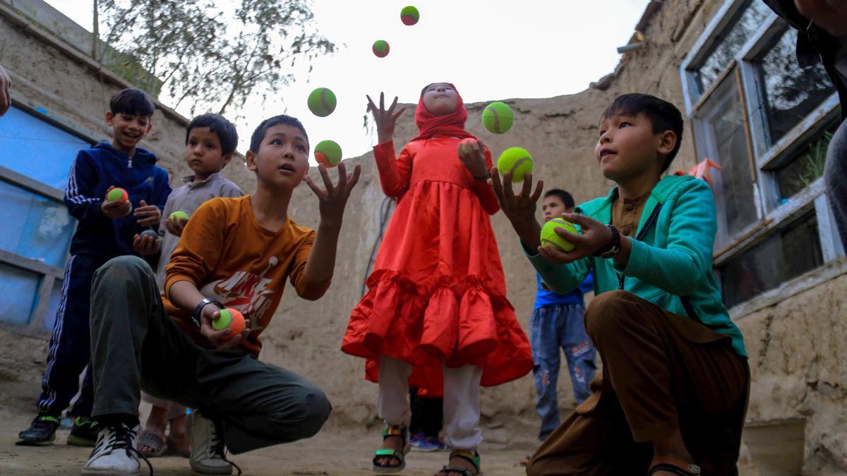 Unas hermanas afganas enseñan el arte del circo a niños en Kabul