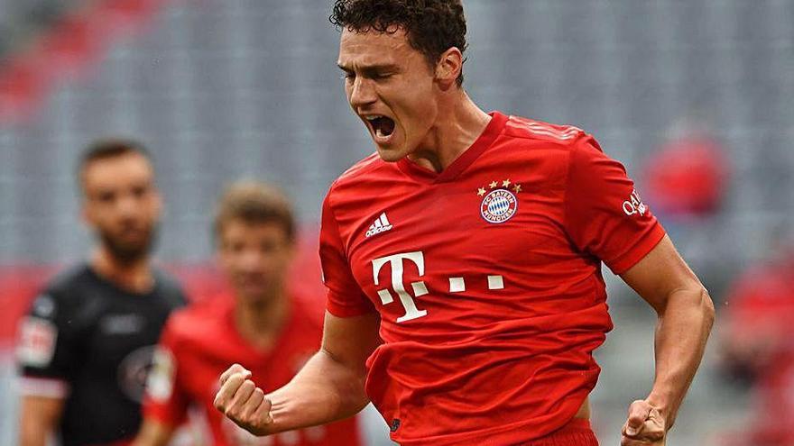 Benjamin Pavard celebfa el segundo gol del Bayern al Fortuna.