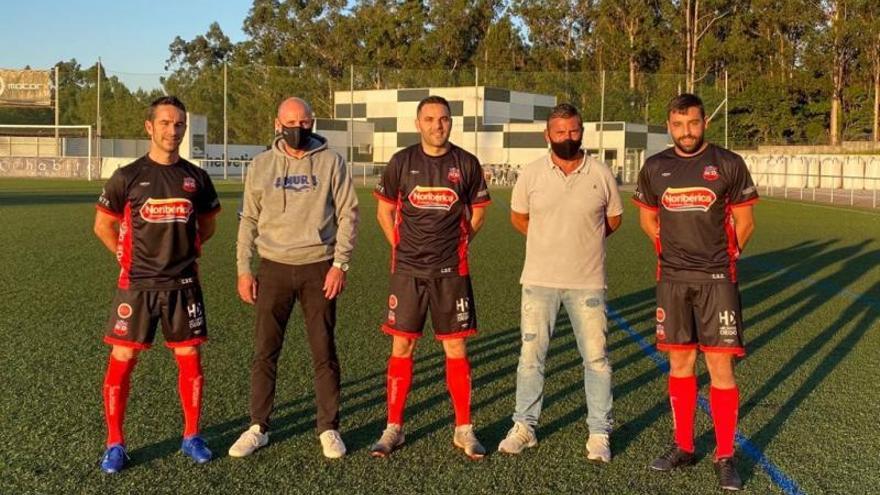 Los capitanes del Estradense posan con las equipaciones que utilizarán en este partido. |