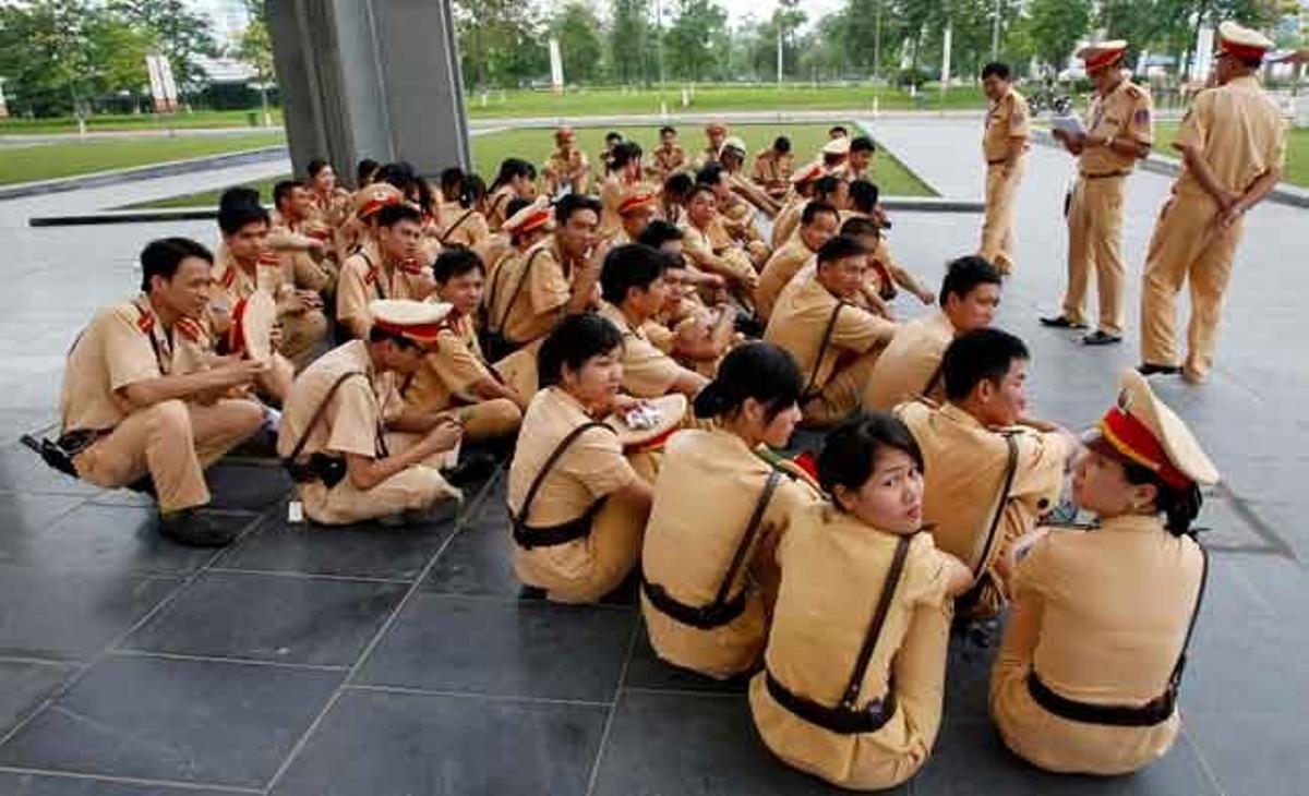 Agents de policia fan un descans al Centre Nacional de Convencions, seu de la 44a sessió anual del Banc Asiàtic de Desenvolupament (BAD), a Hanoi, Vietnam.