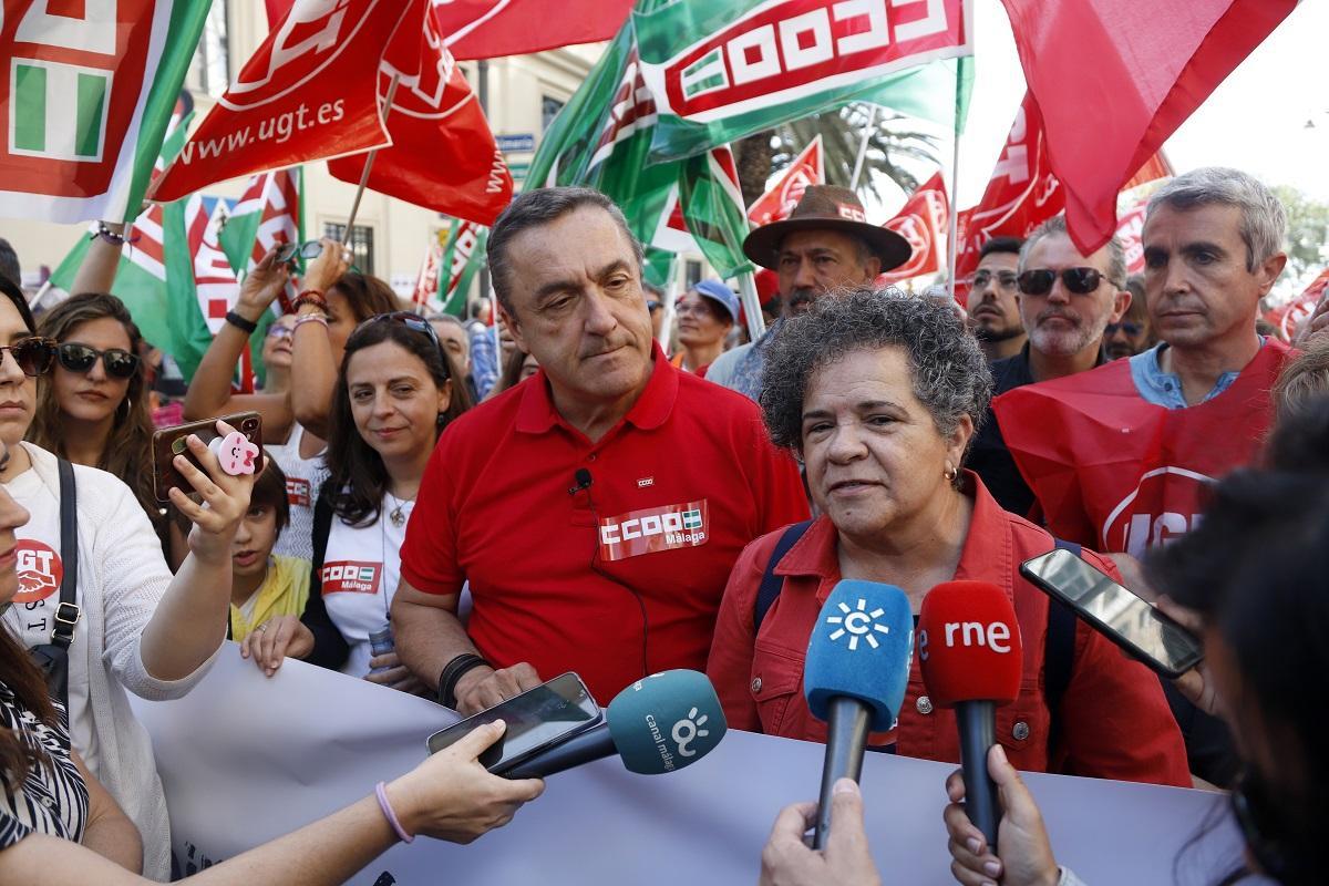 Los representantes provinciales de CCOO y UGT, Fernando Cubillo y Soledad Ruiz respectivamente, en la salida de la manifestación del Primero de Mayo en Málaga.