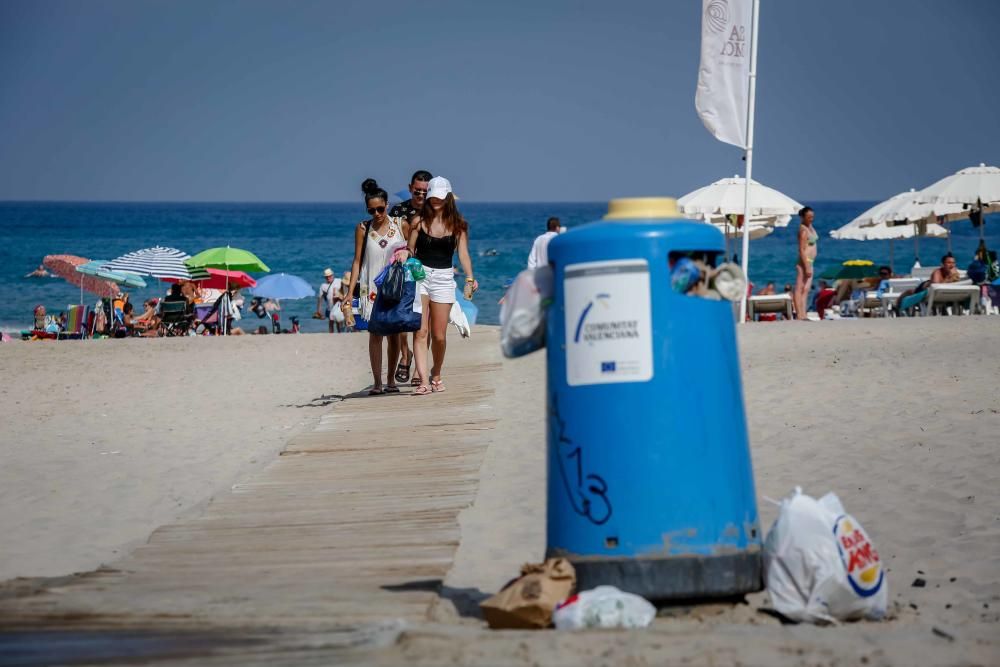 Más contenedores y un baldeo extra este mes son los únicos refuerzos que permite la contrata