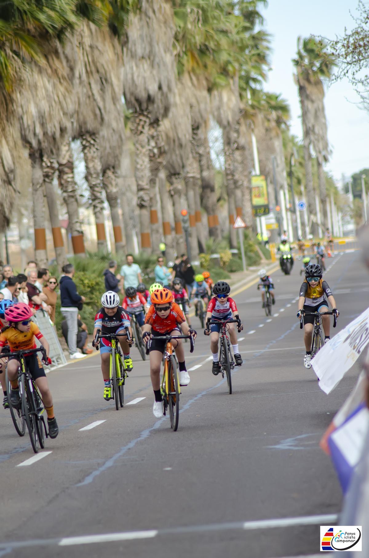Una de las carreras del Trofeo FDM-Valencia de Escuelas de Ciclismo.