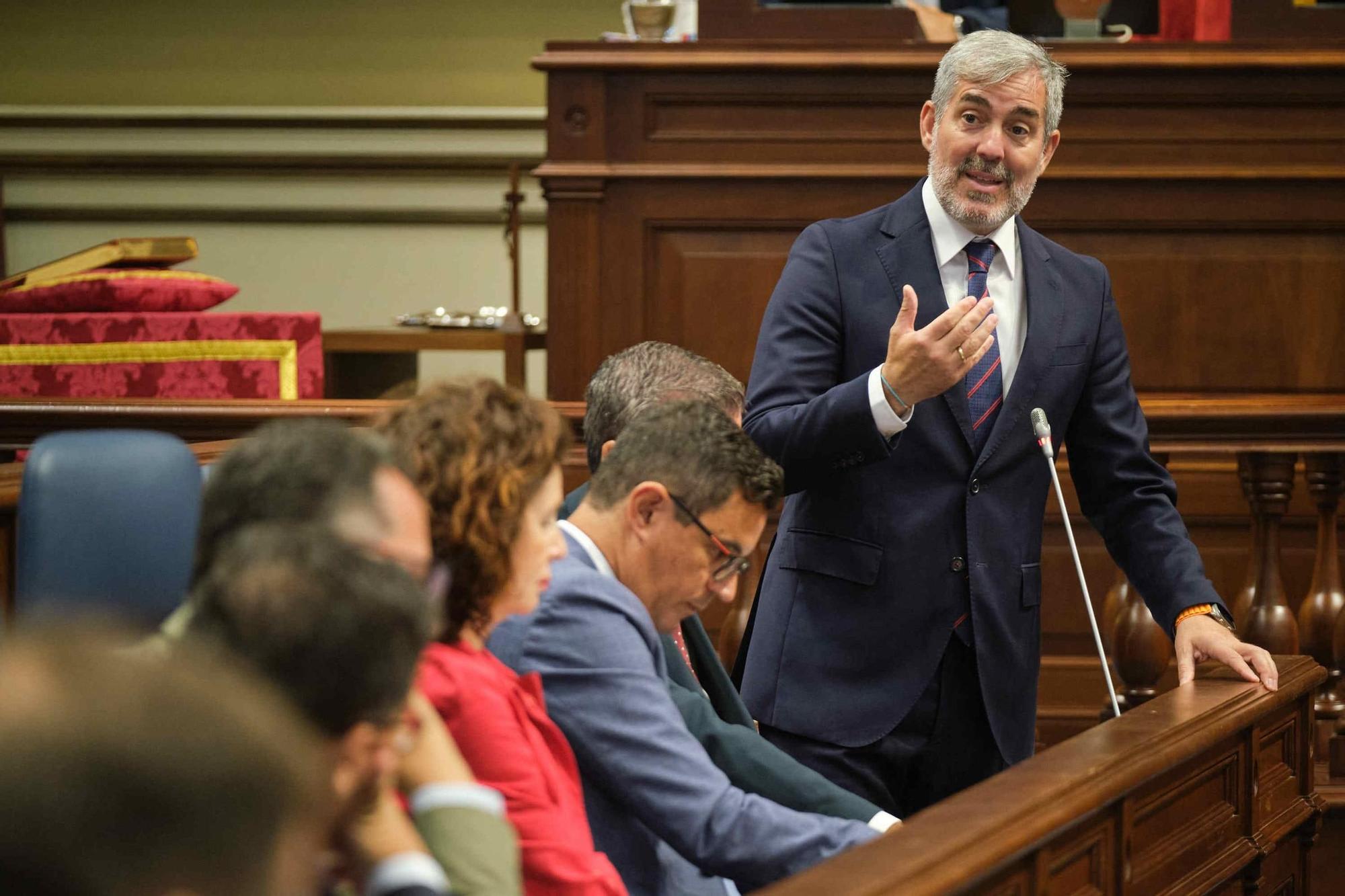 Primera sesión plenaria del Parlamento de Canarias