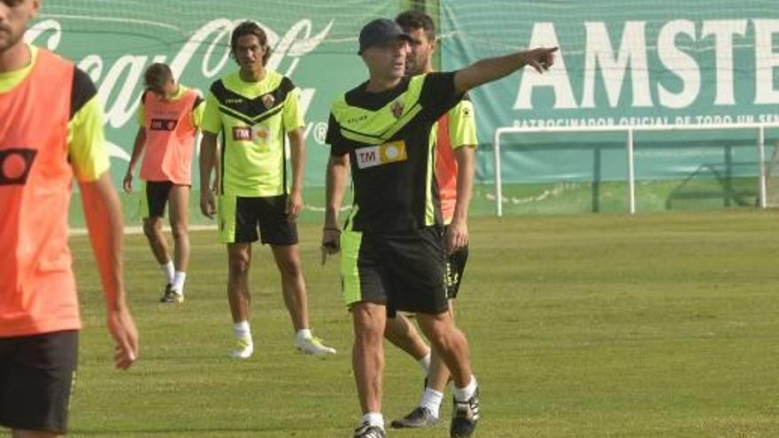 Vicente Mir, en el entrenamiento en el Anexo, con Diego Benito y Provencio detrás.