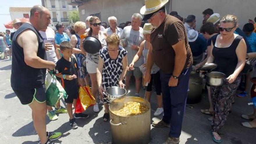 Reparto de caldera en las fiestas patronales de Benavites.