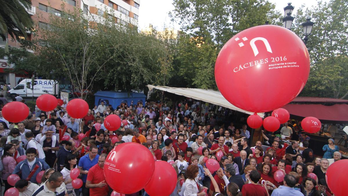 Concentración ciudadana en Cánovas en apoyo a la candidatura de Cáceres como Capital Cultural Europea en 2016.