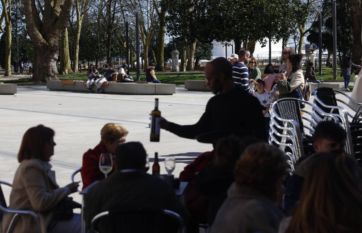 En imágenes: El sol llena las terrazas de Avilés tras el frío invierno.
