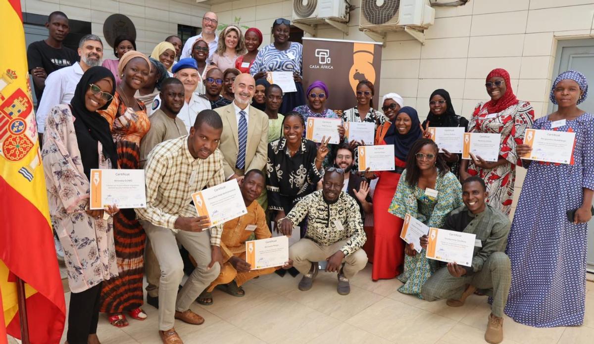Nicolás Castellano, periodista canario de la Cadena SER, Joan Tusell Prats, jefe del Área de Medios de Comunicación de Casa África y Antonio Guillén Hidalgo, embajador español en Mali, junto a alumnos de un taller de periodismo.
