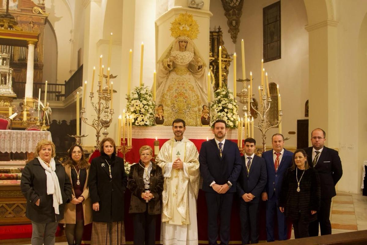 Antonio Jesús Castilla, en el centro, junto al sacerdote Fernando Suárez y el resto de la nueva junta de gobierno.