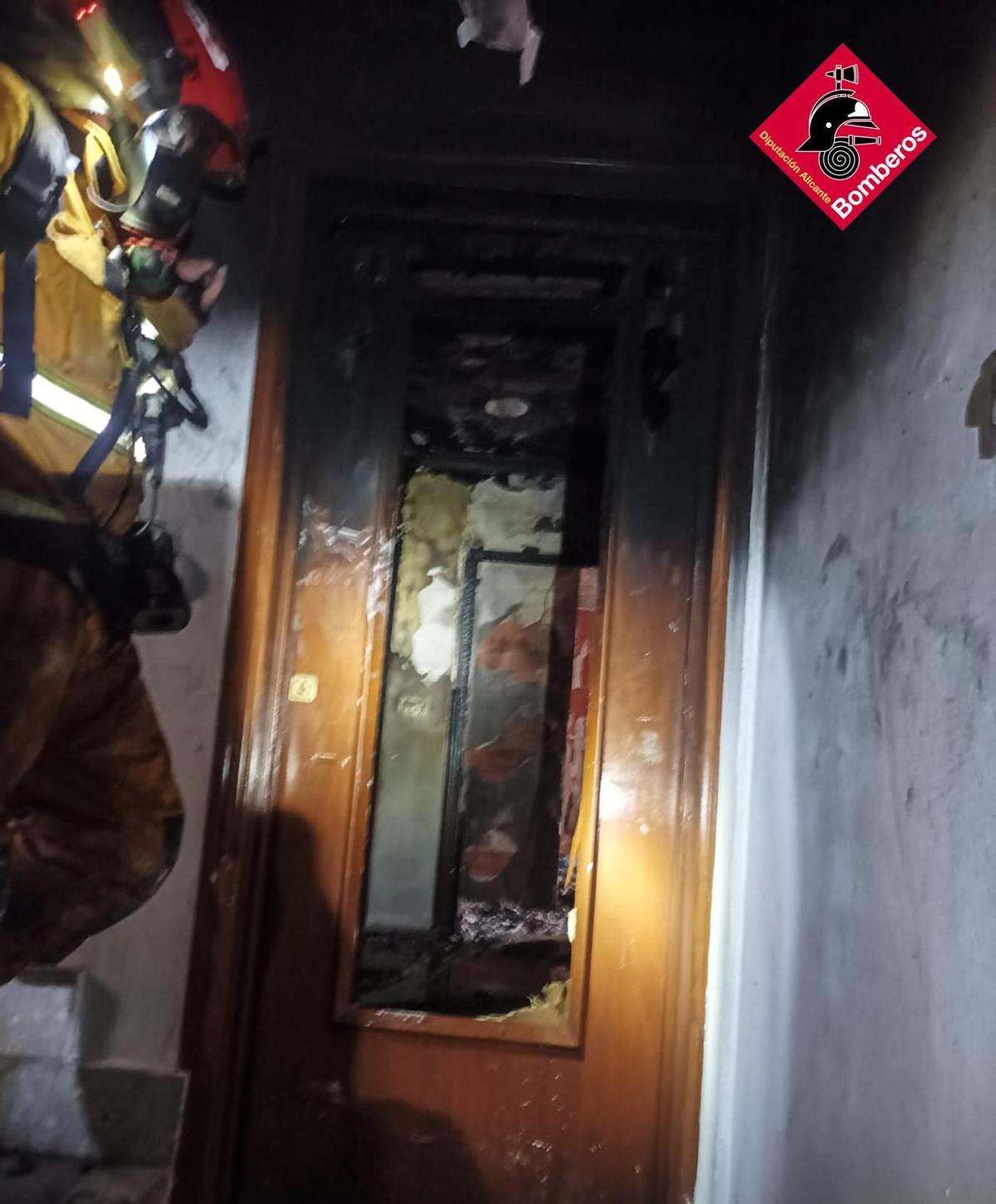 El perro salvado por los bomberos y la destrucción del incendio en Dénia (imágenes)