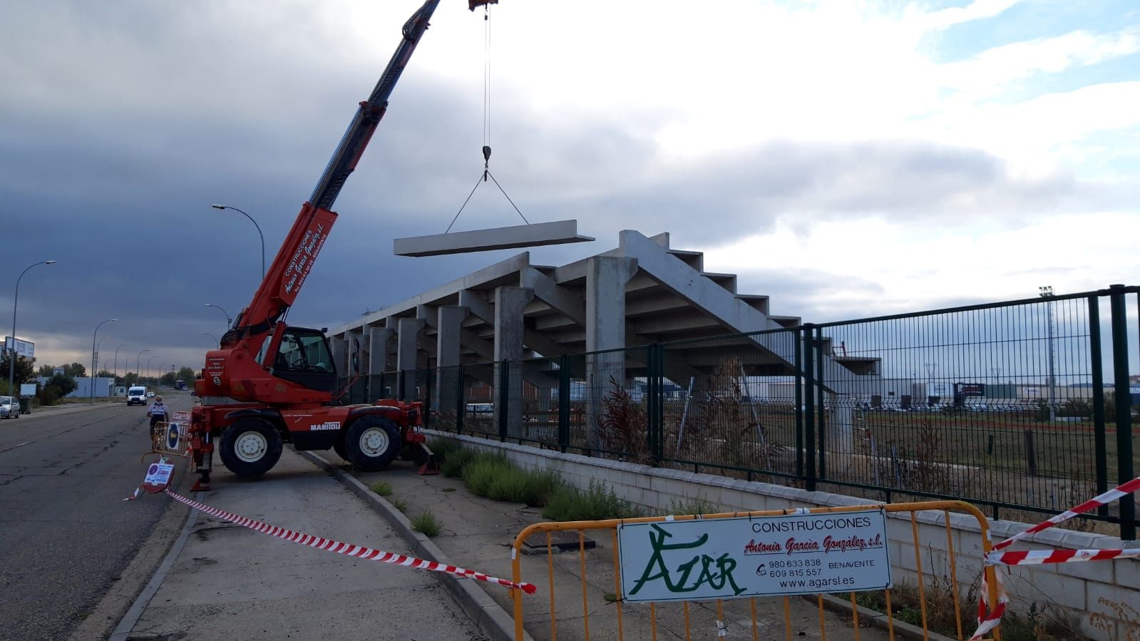 Así es el desmontaje de las gradas de las pistas de atletismo en Benavente para restaurar su legalidad