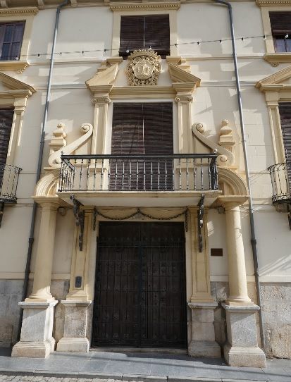 Fachada principal del Palacio de Rafal. Sobre el portón, salvaguardia regia a que se alude en el texto.