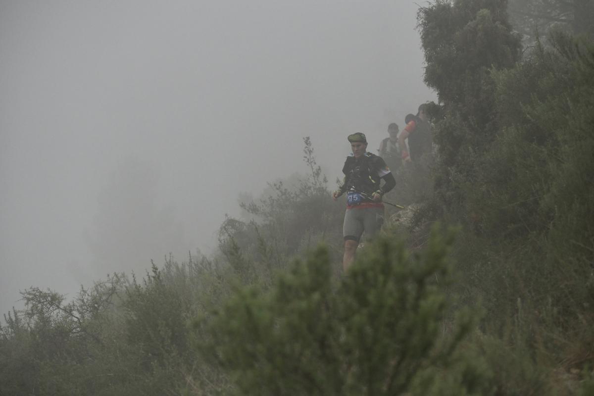A una carrera ya de por sí exigente y dura, con 42 kilómetros y 7.616 metros de desnivel, se le unió una niebla poco habitual en la zona y algunas lluvias que dificultaron el avance de los participantes.