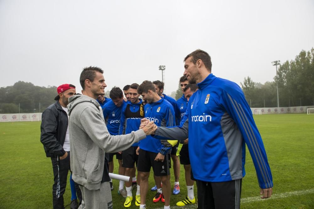 Entrenamiento del Real Oviedo con la visita del boxeador Aitor Nieto