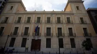 El ayuntamiento sanea la fachada del Palacio de Cervelló tras la caída de cascotes