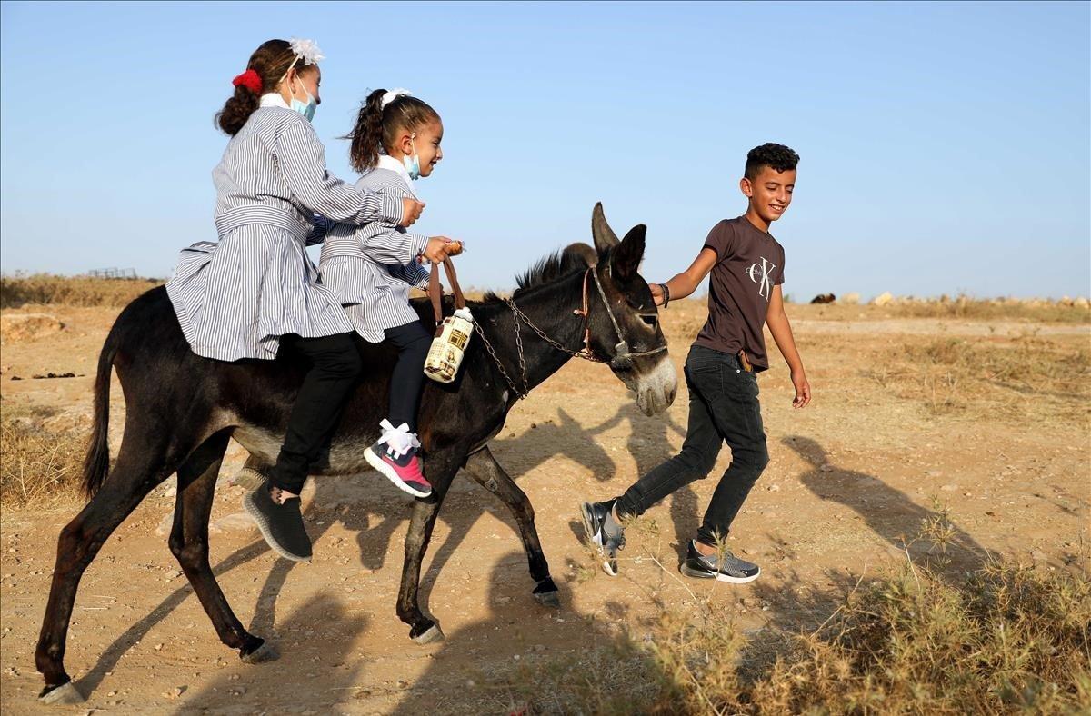 Niños palestinos van a la escuela  en el pueblo de Sosia cerca del pueblo de Yatta, en Cisjordania, al sur de Hebrón. Las escuelas en las colinas del sur de Hebrón están hechas de caravanas y los patios de recreo no están preparados para los estudiantes dado que a los palestinos no se les permite construir en el área C.