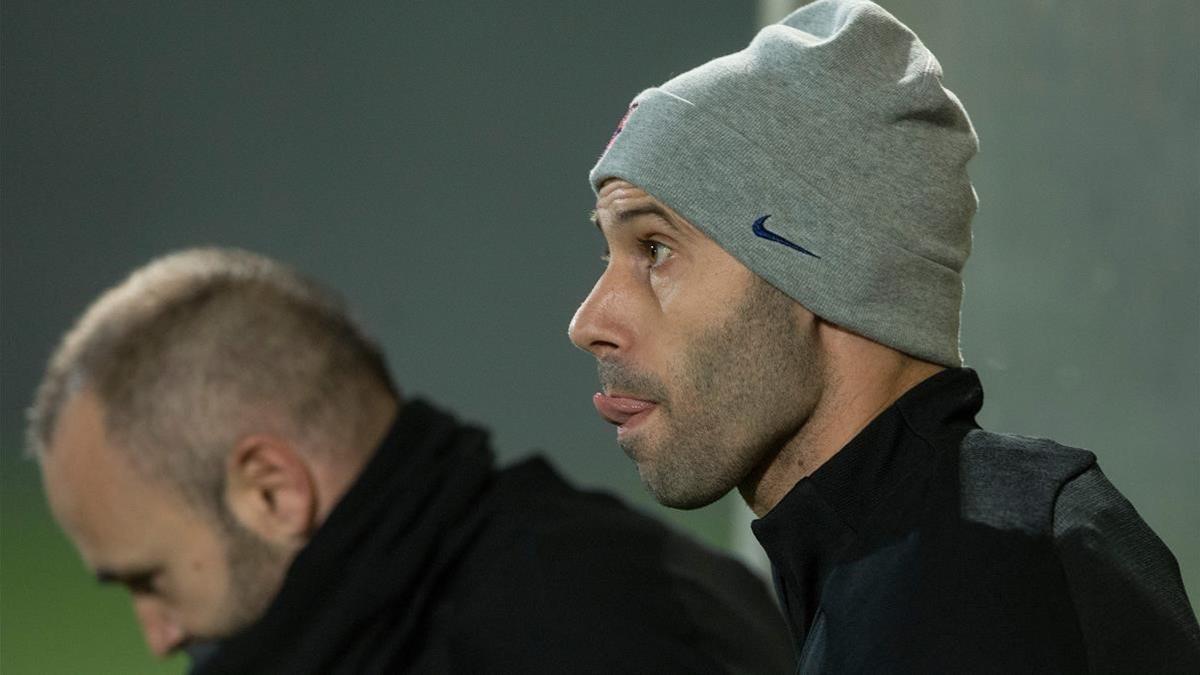 Iniesta y Mascherano, en la última sesión de entrenamiento del Barça antes de jugar contra el Villarreal.