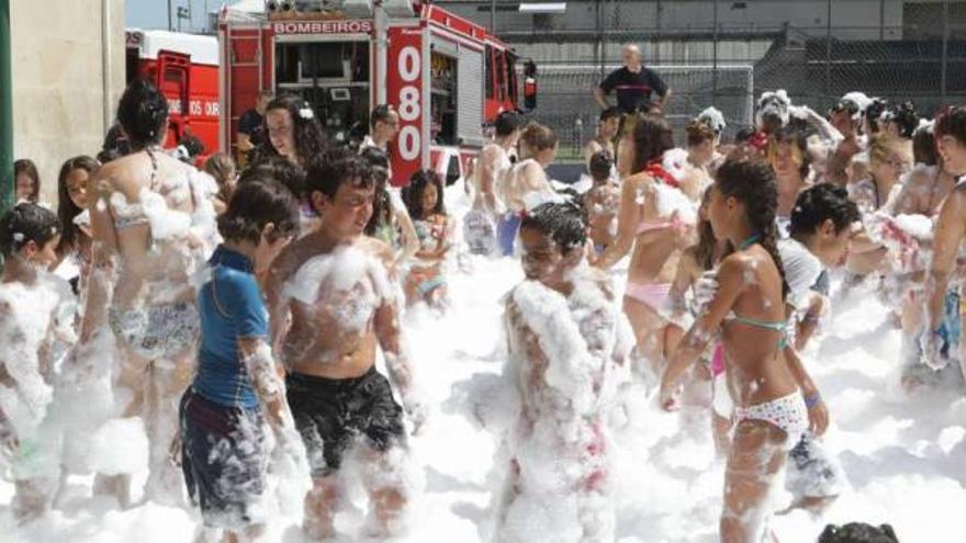 Los bomberos de la capital pusieron el agua y la espuma para la fiesta.  // Jesús Regal