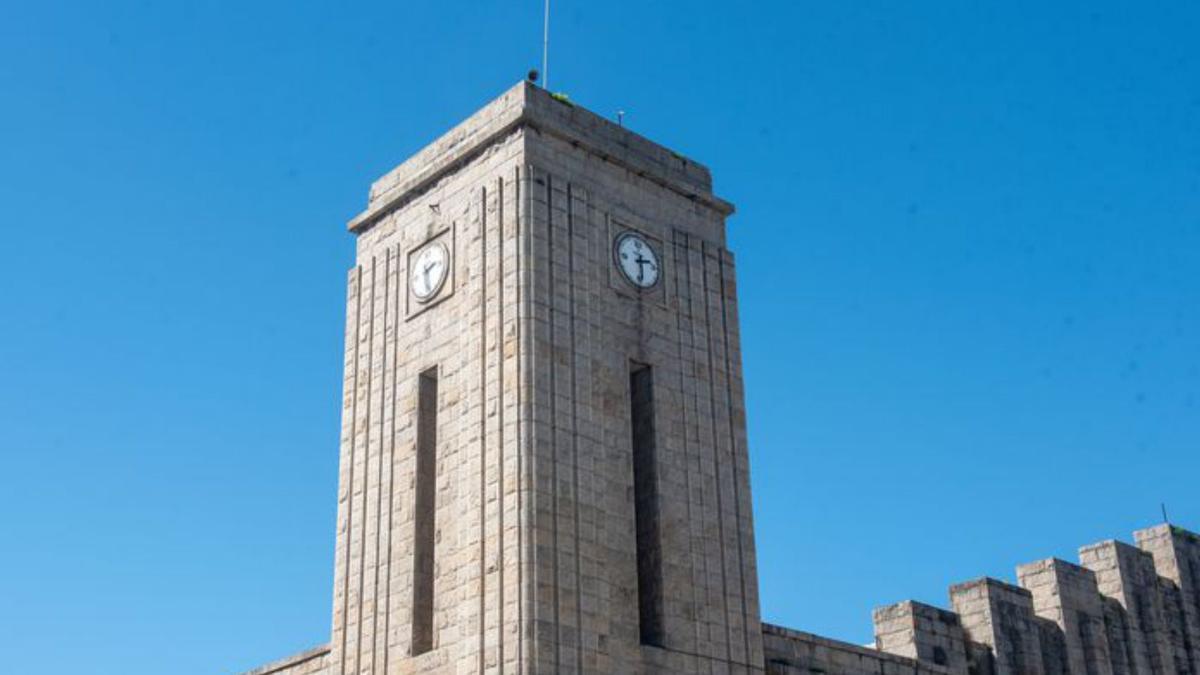 Torre del reloj de la estación de tren.  | | C. /R.A.