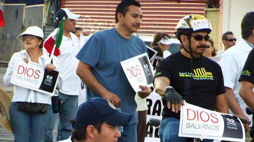 Cientos de habitantes de Tijuana (México) se manifiestan para pronuciarse contra la impunidad y la violencia del crimen organizado que azotan a este territorio mexicano.