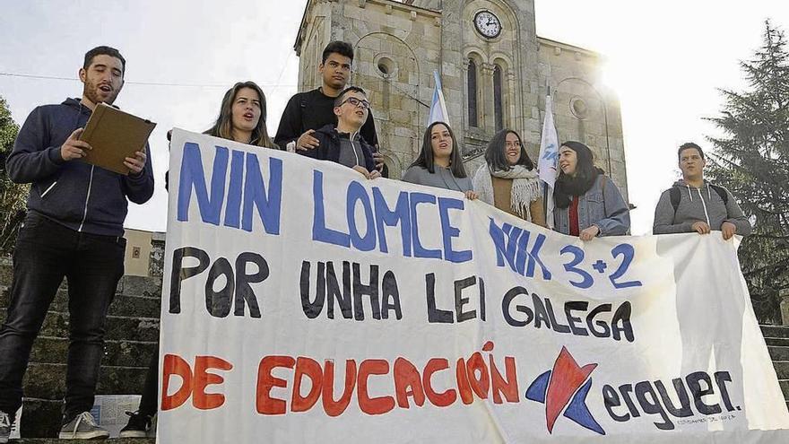 Un grupo de alumnos sujeta la pancarta durante la concentración en la Praza da Igrexa. // Bernabé/J. Lalín