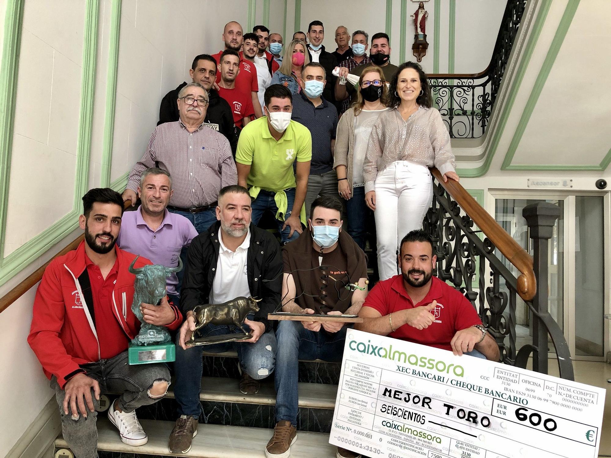 Foto de familia de la entrega de premios taurinos que ha tenido lugar este sábado en el Sindicat de Caixalmassora.