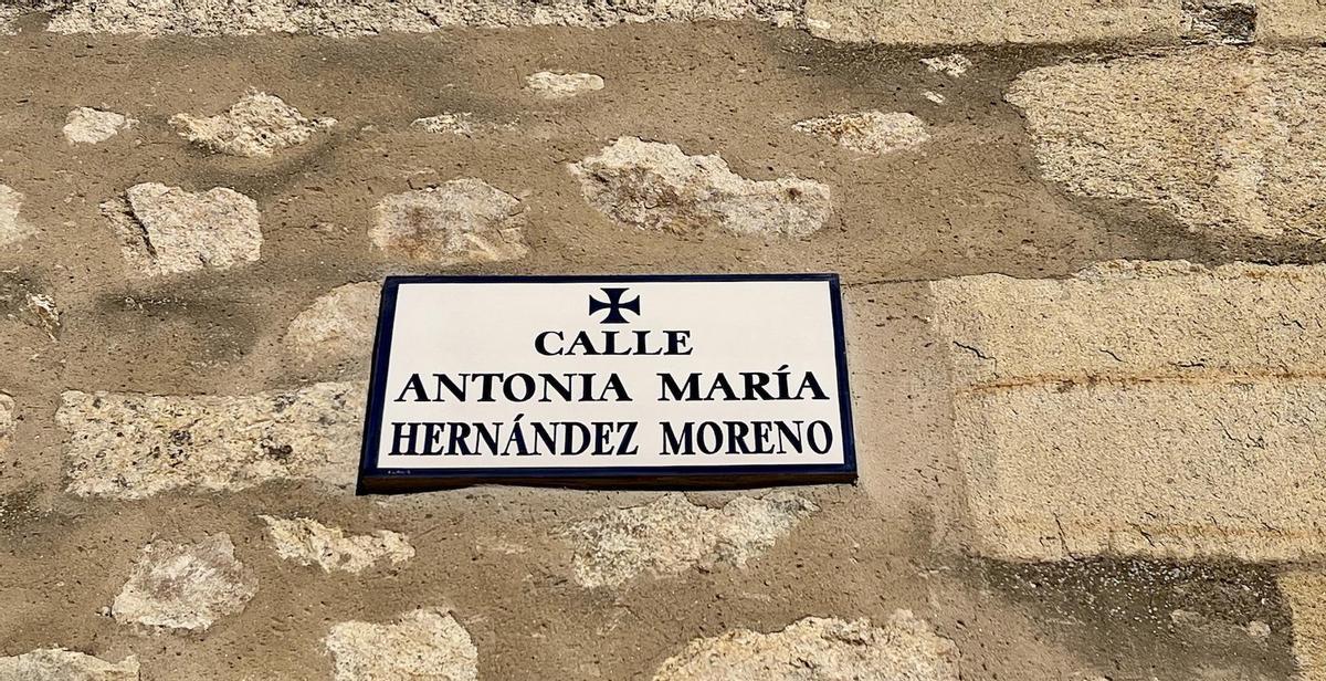 Placa de la nueva calle en honor a la fundadora