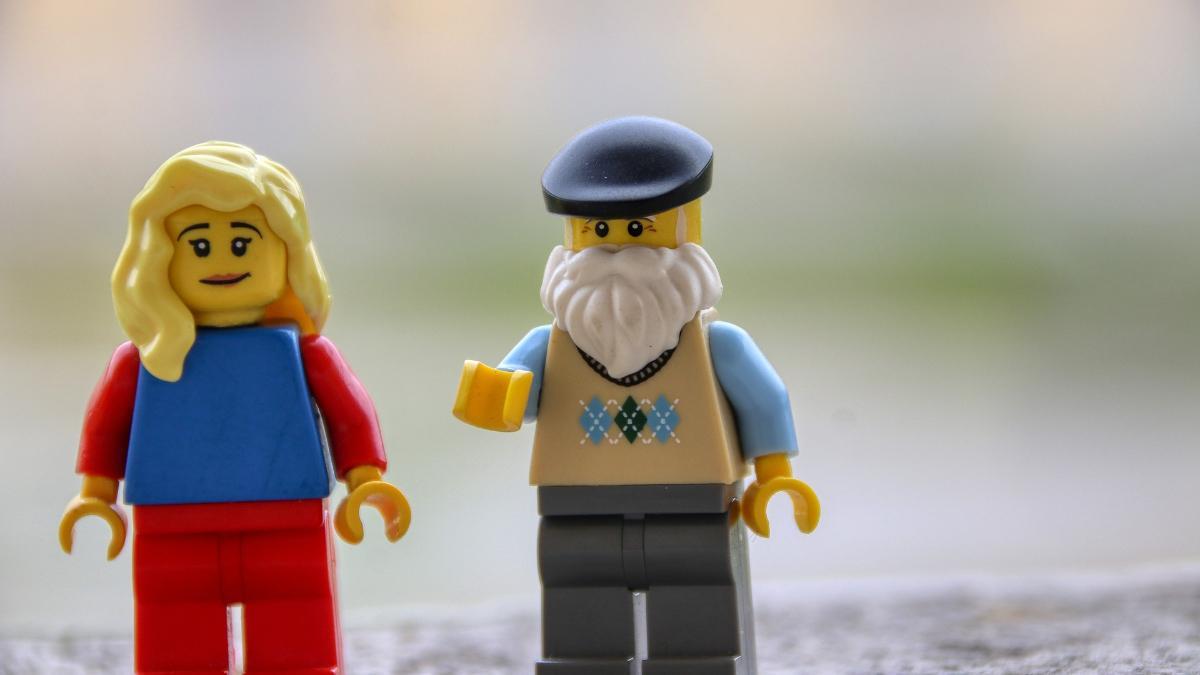 Una pareja de jubilados, representada en dos piezas de LEGO