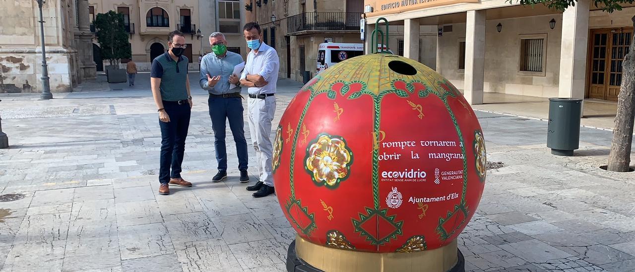 Presentación de la campaña de nuevos contenedores con motivos del Misteri en Elche