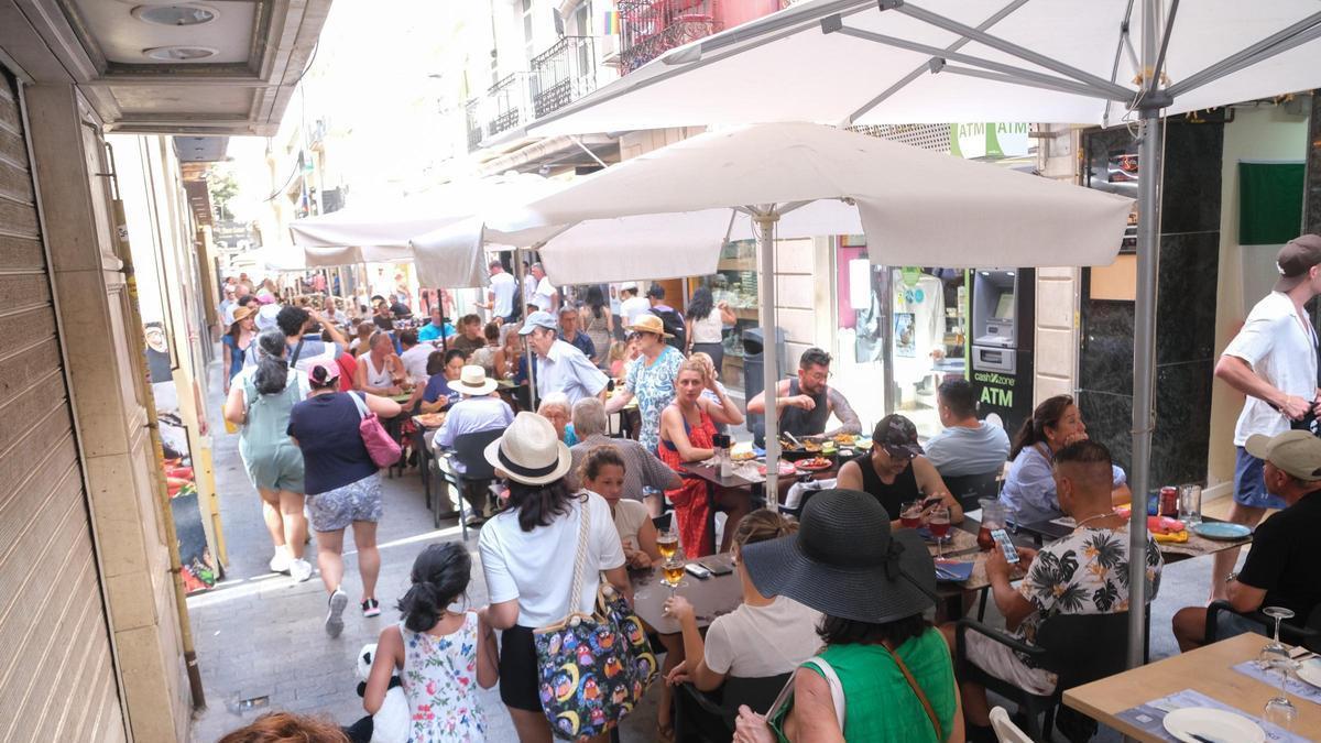 España atrae a 26,6 millones de turistas hasta abril y su gasto se dispara un 6,7%