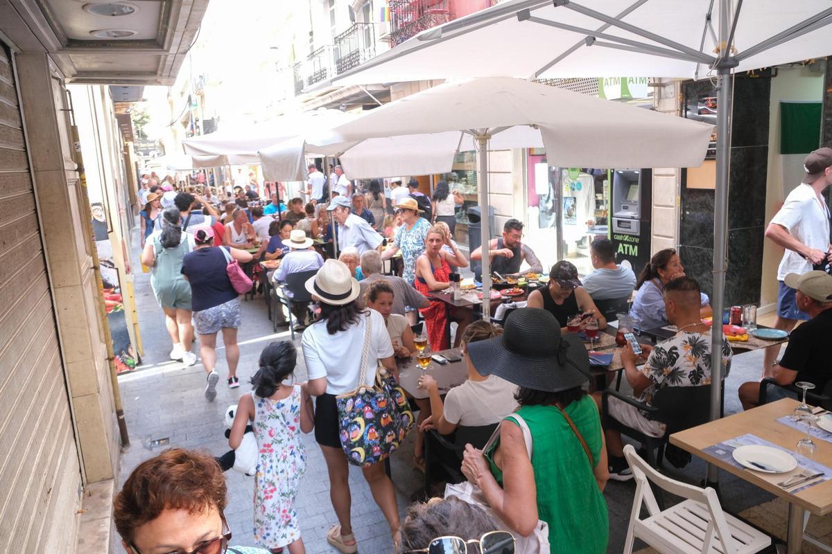 Terrazas en el centro de Alicante repletas de turistas, en una imagen habitual