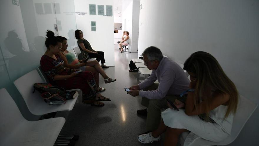 Pacientes esperando en una de las salas del PAC de A Parda.// G. Santos