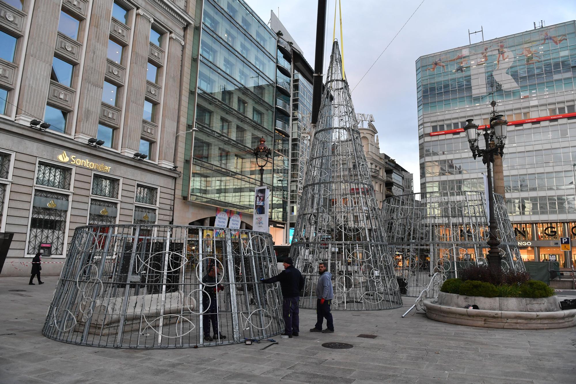 Montaje del árbol navideño en el Obelisco