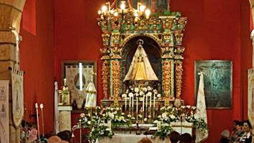 Los feligreses, durante la novena en la ermita.