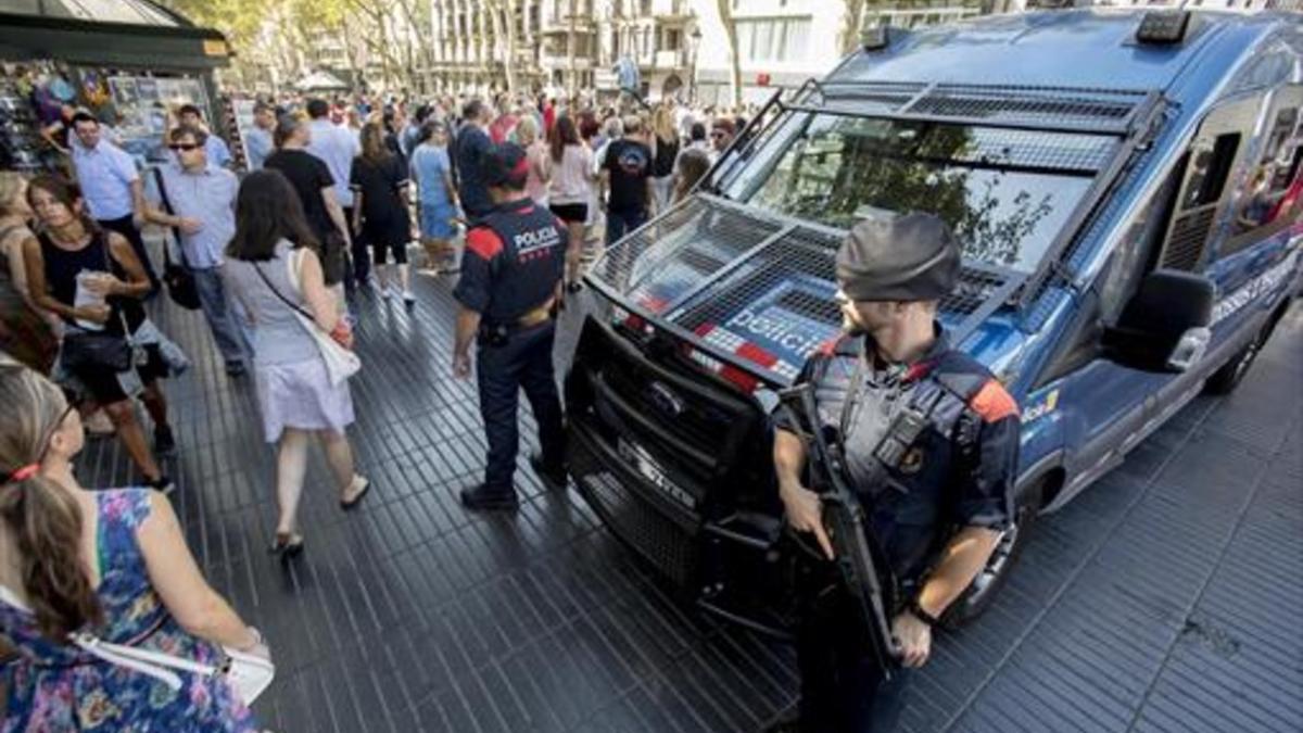 Dos agentes y una furgoneta de los Mossos en medio de la Rambla el 18 de agosto del 2017