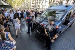 Dos agents i una furgoneta dels Mossos enmig de la Rambla, el 18 d’agost del 2017.