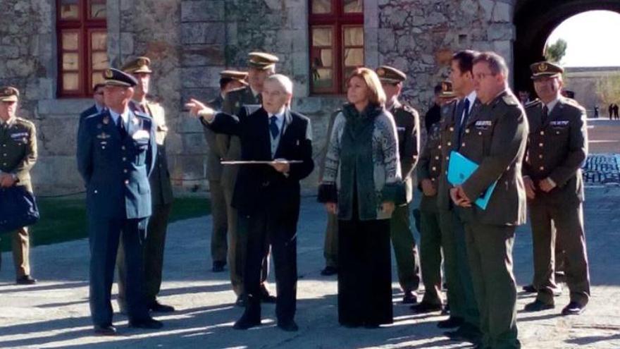 La ministra a l&#039;entrada del castell iniciant la visita