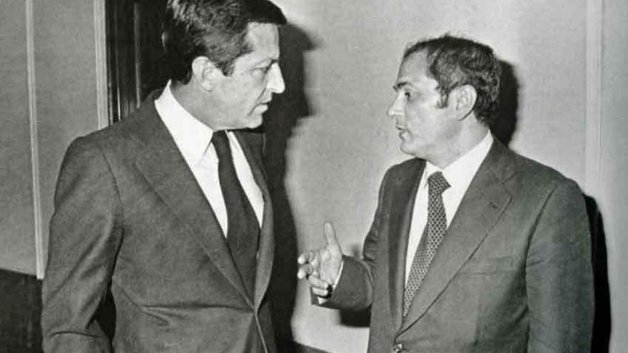 Otero Novas (derecha) conversa con Suárez. Es una de las imágenes incluidas en el libro de memorias del exministro.