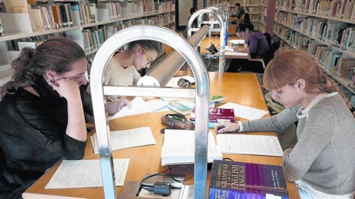 Unas jóvenes preparan sus exámenes en la biblioteca del campus de Mundet de la Universitat de Barcelona, donde se encuentra la Facultad de Educación, el pasado martes.