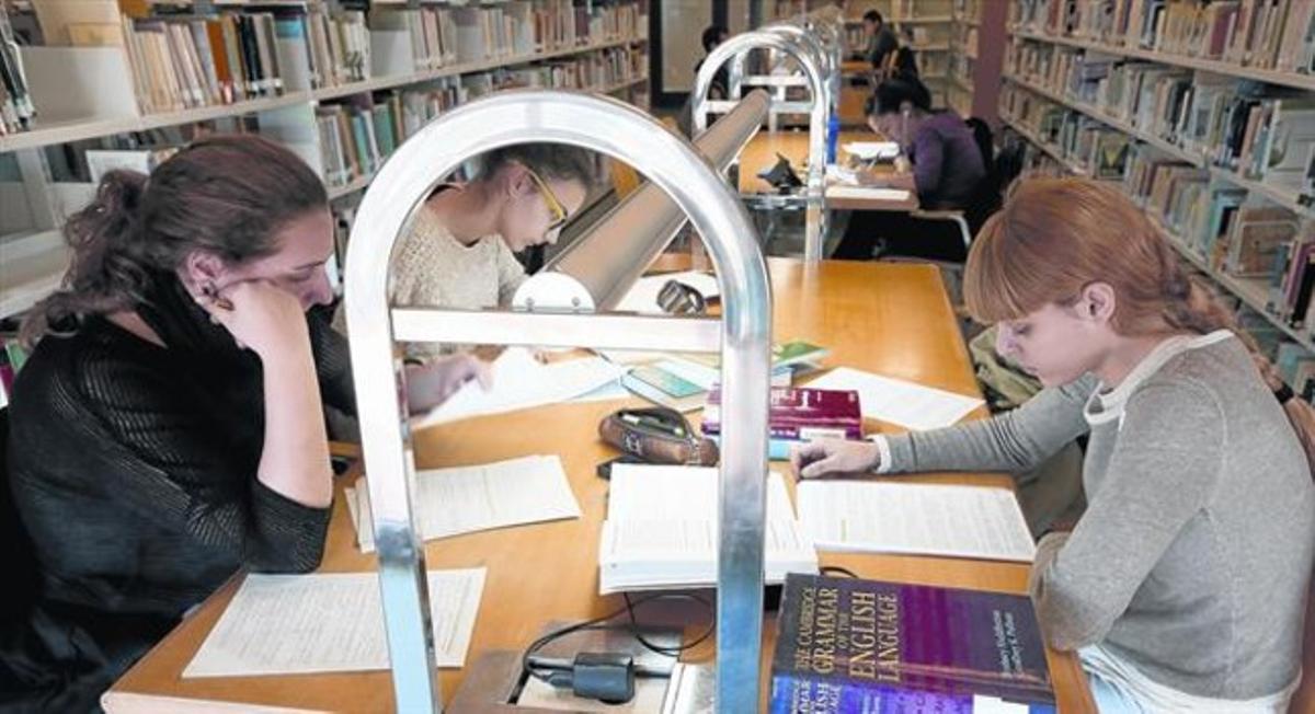 Unes noies preparen els exàmens a la biblioteca del campus de Mundet de la Universitat de Barcelona, on hi ha la facultat d’Educació, dimarts passat.