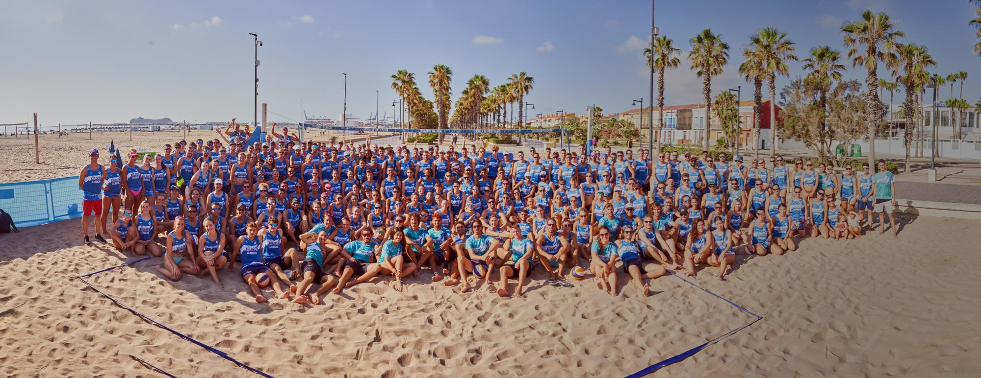 Otro verano más, la gran fiesta del vóley playa volvió ser protagonista en la arena valenciana en la que se congregaron 400 participantes.