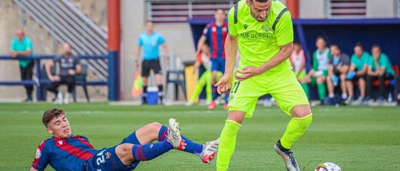 Benja Martínez se deshace de su marcador y enfila la portería de campos durante el partido del Intercity en Buñol.