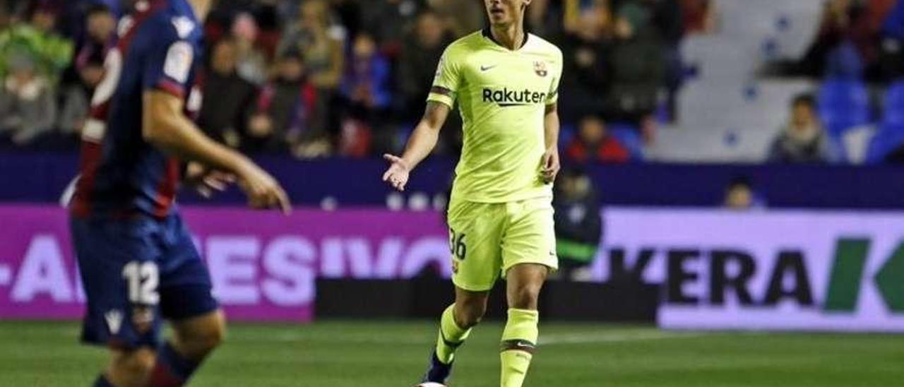 Chumi, con el balón, durante el partido de ida de la eliminatoria de Copa entre el Levante y el Barcelona.