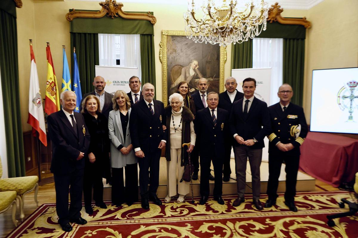 Por la izquierda, Patricio Huerta, Esther Calles; el portavoz del gobierno local Jesús Martínez Salvador; Montserrat García, Javier Argüelles, Manuel de Pedro, Matilde García Mouriño, Mamen de la Concha, Ricardo Edesa, Pedro Pablo Dromant; el rector de la basílica del Sagrado Corazón, Manuel Robles; Jorge González Palacios y el comandante naval de Gijón, Luis Rodríguez Garat.