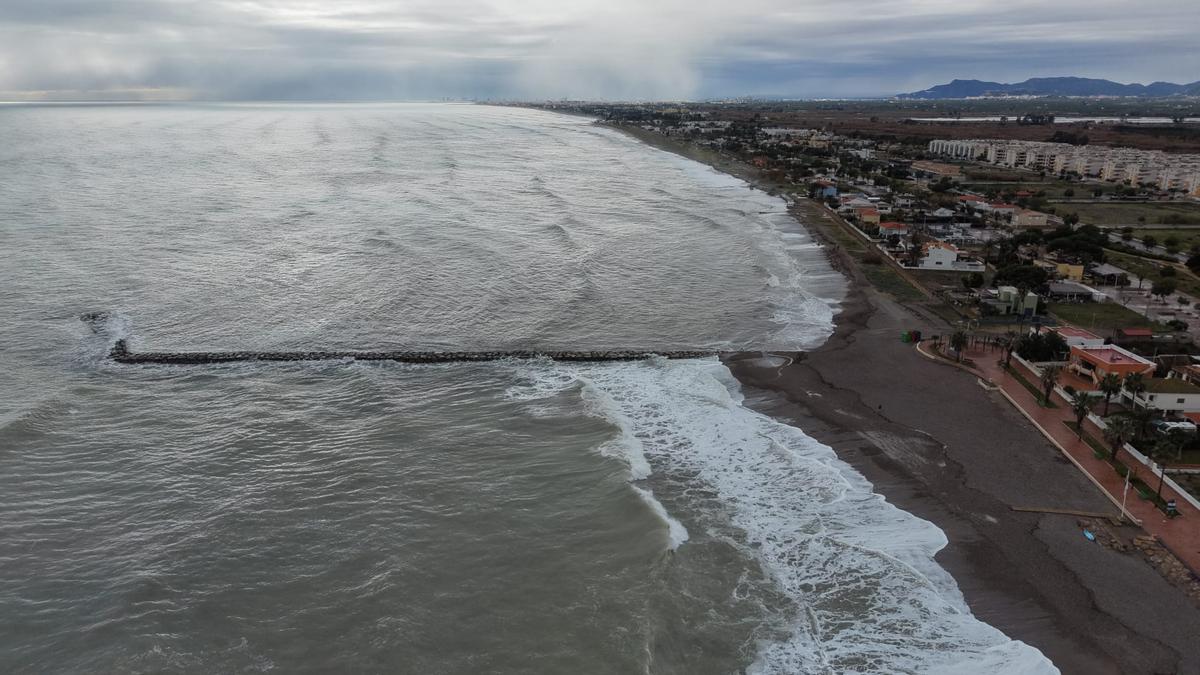 El mar ha embestido con fuerza un tramo del litoral de Almenara, arrastrando el material aportado y dejando la zona nuevamente expuesta a la erosión.