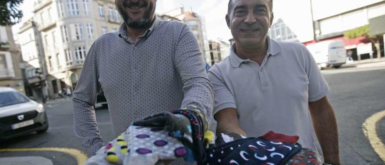 Ramiro Cillero y Gonzalo Blanco muestran algunos de sus diseños en la Farola. // Bernabé/Cris M.V.