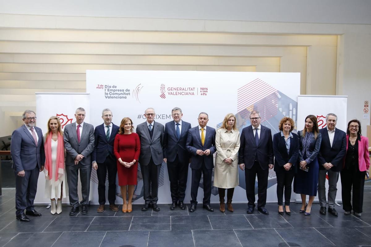Foto de familia de los principales cargos públicos y empresariales que han participado en el I Día de la Empresa de la Comunitat Valenciana en Castelló