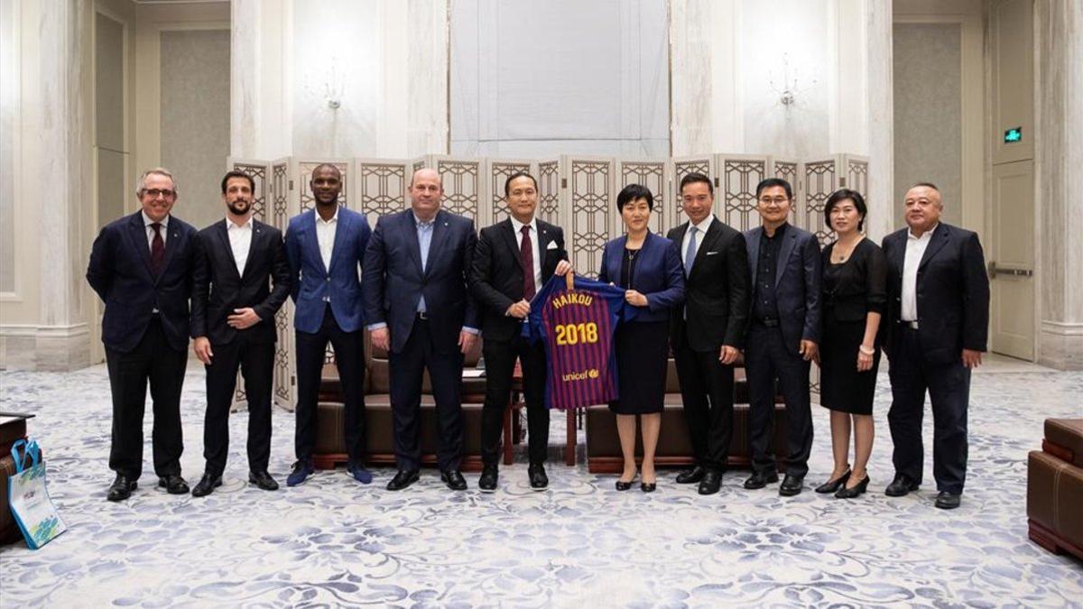 Una delegación del FC Barcelona le dio una camiseta a Sun Ying